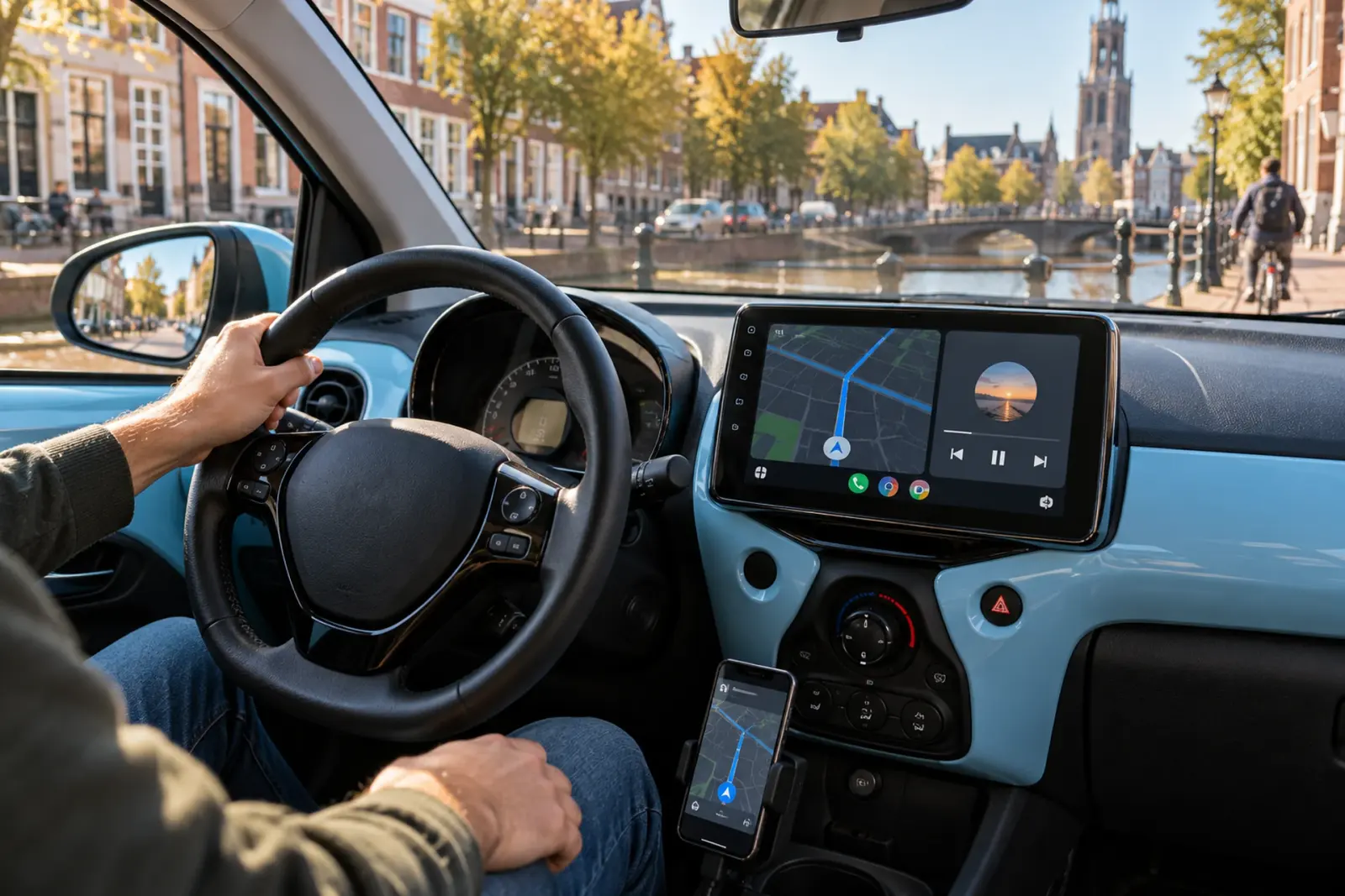 Android Auto bestellen in Leeuwarden: Google Maps op een ingebouwd touchscreen in een compacte stadsauto met lichtblauw dashboard, met een gracht en brug in Leeuwarden op de achtergrond